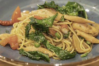 Spagetti baharatlı karides ve sebze ile kalamar