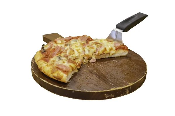Pizza med skinka och ost i trä facket placeras på en whit — Stockfoto