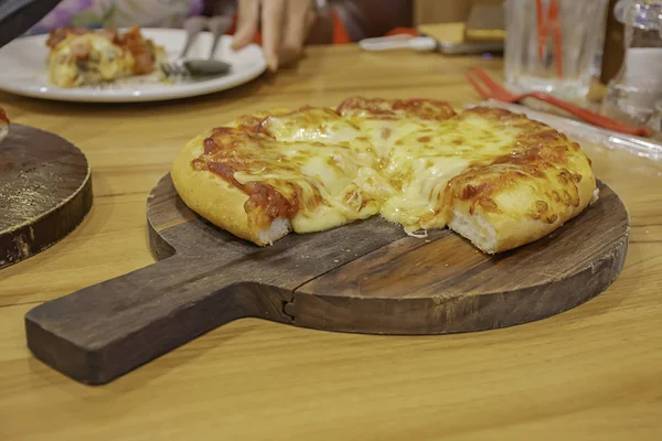 Pizza med skinka och ost i trä facket placeras på det ta — Stockfoto