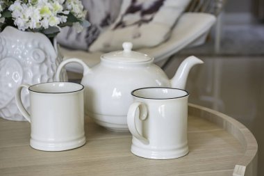 Cam ve kaynar su seramik ahşap masa üzerinde yapılmış