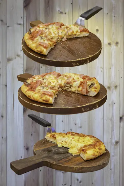 Pizza med skinka och ost i trä facket placeras på en trä — Stockfoto