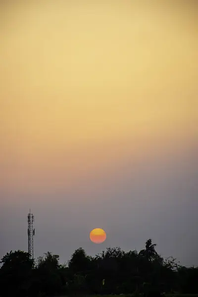 A luz do pôr-do-sol da noite é laranja após o receptor de telefone ante — Fotografia de Stock