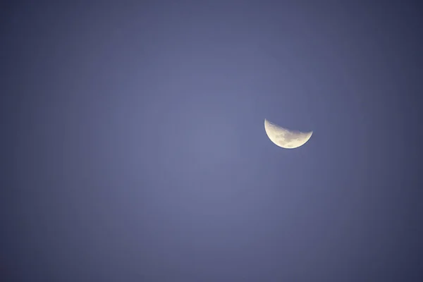 Månen i dagsljus på den ljusa himlen. — Stockfoto
