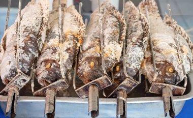 Tilapia balık tepsiyi ızgara tuz ile.