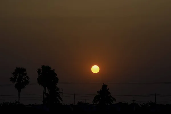 Piękne światło zachód słońca z chmury w niebo odbicie behi — Zdjęcie stockowe