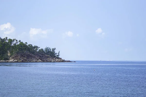 Piękno morza i drzew na skałach na wyspie Ha — Zdjęcie stockowe