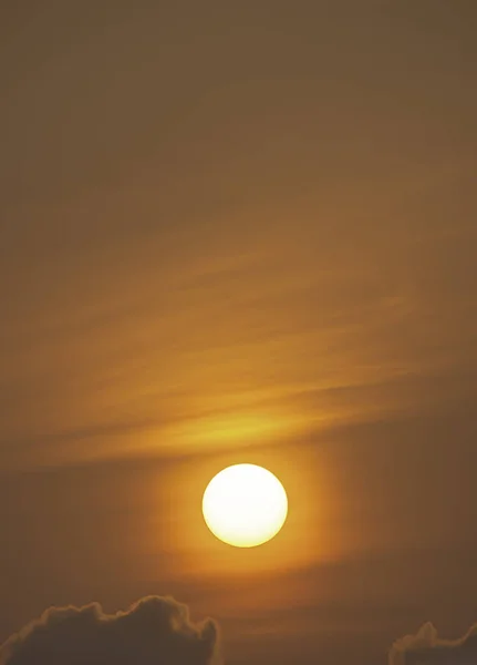Das goldene Licht der Sonne und Wolken am Himmel. — Stockfoto