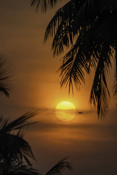 La luz dorada del sol y las nubes en el cielo con el shado — Foto de Stock