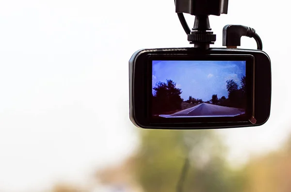 Imagen carretera y árbol en la cámara en el coche . — Foto de Stock