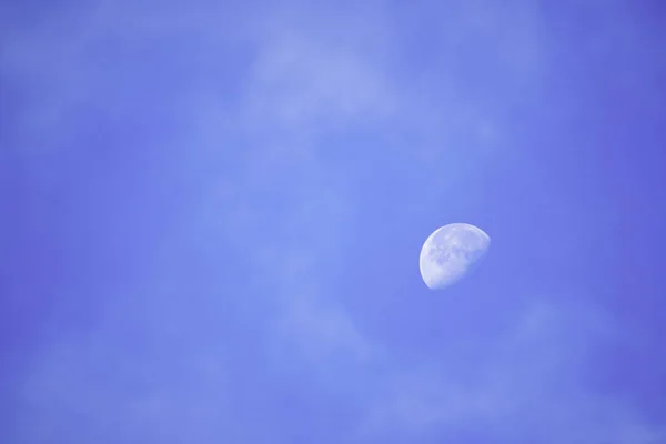 Luna plina in lumina zilei Pe cerul luminos . — Fotografie, imagine de stoc