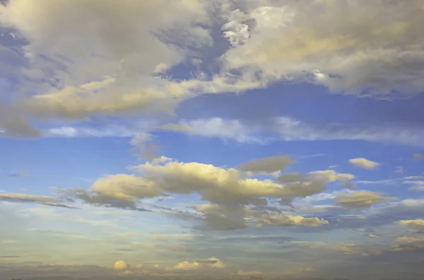 The beauty of the sky with clouds and the sun. — Stock Photo, Image