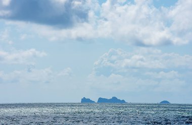 Deniz ve ada Tayland Chumphon, gökyüzünde güzelliği.