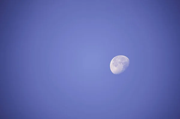Luna a la luz del día En el cielo brillante . — Foto de Stock