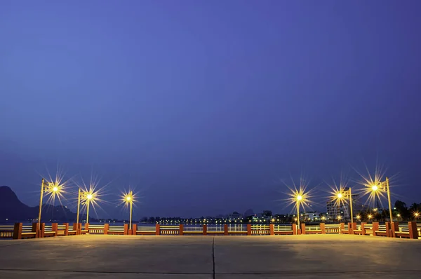 Lamporna på bron vid natt bakgrund havet och ön på P — Stockfoto