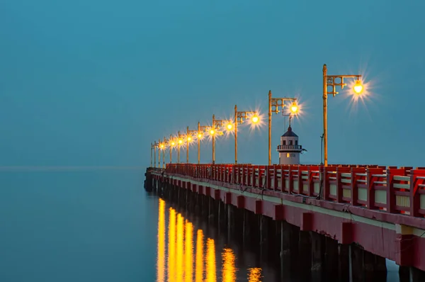 Las luces en el puente por la noche Fondo Mar en la bahía de Prachuap — Foto de Stock