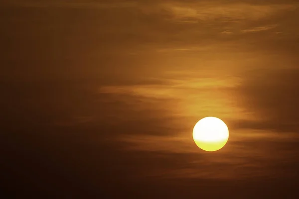 Das goldene Licht der Sonne und Wolken am Himmel. — Stockfoto