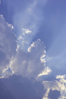 Bulutlu ve güneşli gökyüzünün güzelliği.