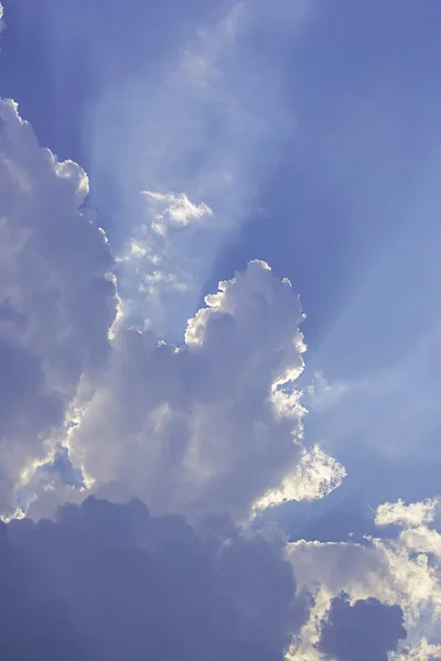 Keindahan langit dengan awan dan matahari. — Stok Foto