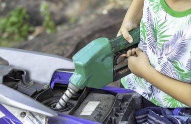 El çocuk motosiklet içine yakıt doldurma
