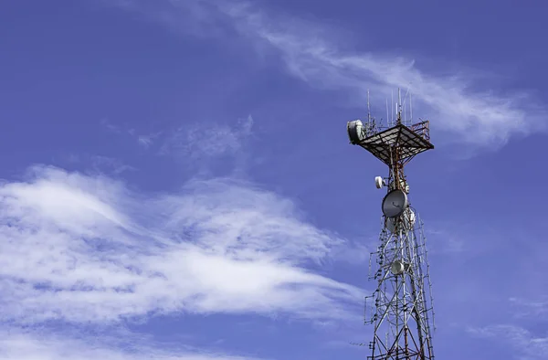 Dalga iletim direği açık mavi gökyüzü ile büyük bir telefon sinyali — Stok fotoğraf