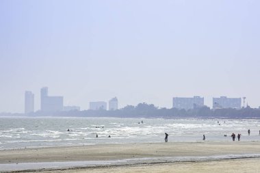 Cha plajında tatillerinde plajda turistler. Petchaburi Tayland. 24 Mart, 2019
