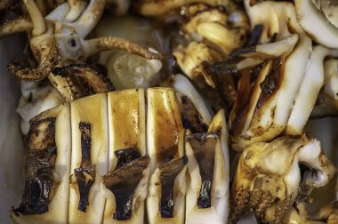 Taze ızgara kalamar küçük bir parça kesti