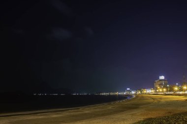 T Prachuap Bay gece Arka Plan Denizi'nde yolda ışıklar
