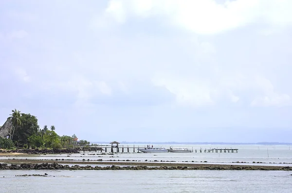 Velocidade barcos ancorados na ponte de madeira e céu azul no mar em Laem ngop Pier, Trat na Tailândia . — Fotografia de Stock