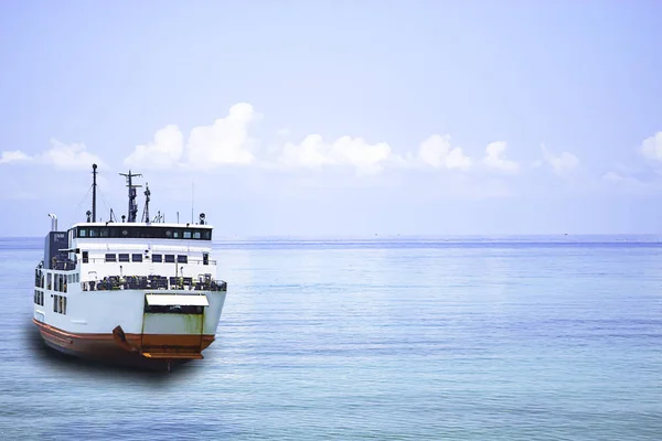 Ferry boat crossing in Sea at The Gulf of Thailand, Surat Thani — Stock Photo, Image