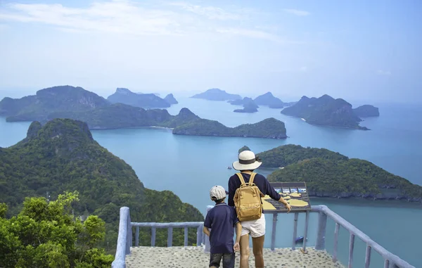 Мать и сын на Pha Jun Jaras Viewpoint в Angthong Islands, Сураттхани в Таиланде — стоковое фото