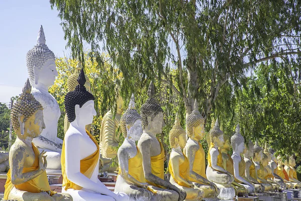 Die Buddha-Statue bedeckt mit gelbem Tuch Hintergrund Baum und Himmel am wat phai rong wua, suphan buri in Thailand. — Stockfoto