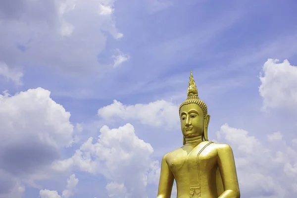 Nagy Buddha arany háttere az ég és a felhők a Wat Bang Chak in Nonthaburi, Thaiföld. — Stock Fotó