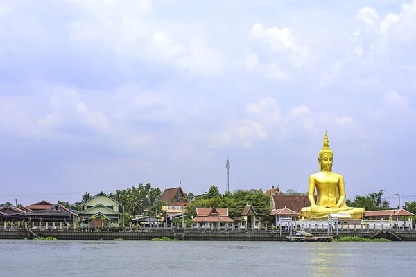 Grote Boeddha gouden en het huis achter Chao Phraya River. Achtergrond hemel en wolken in wat bang Chak in Nonthaburi, Thailand. — Stockfoto