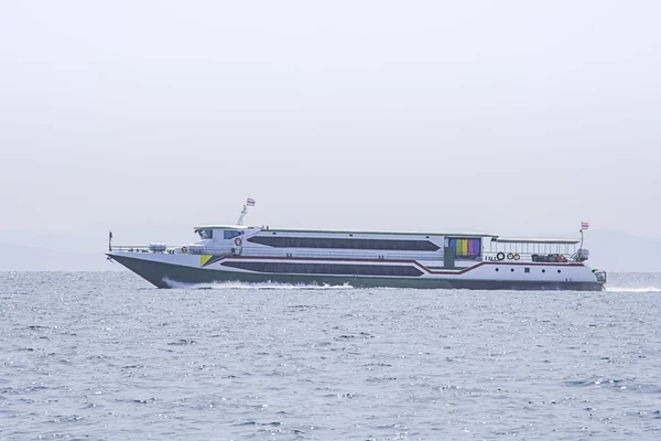 フェリーボートは、タイのコット、コクードで海の訪問者を転送します. — ストック写真