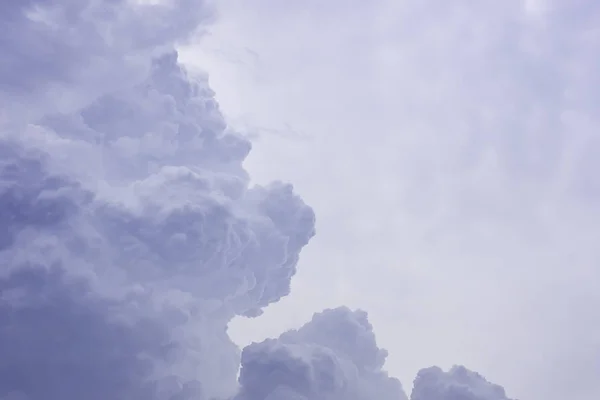 A beleza do céu e a nuvem de chuva no tempo do dia . — Fotografia de Stock