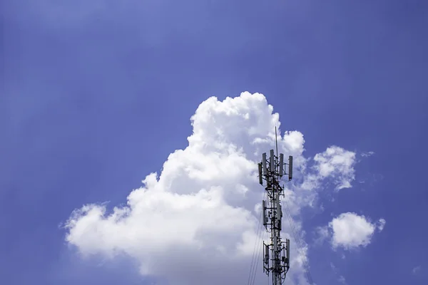 Dalga iletim direği açık mavi gökyüzü ile büyük bir telefon sinyali — Stok fotoğraf