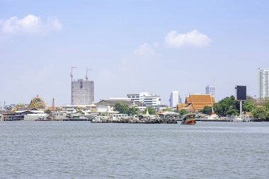 Nonthaburi Pak kret Chao Phraya Nehri Arka Plan cityscape ve gökyüzü kum bir tekne yük, Tayland. 16 Nisan 2019