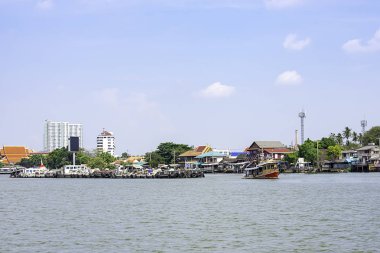 Nonthaburi Pak kret Chao Phraya Nehri Arka Plan cityscape ve gökyüzü kum bir tekne yük, Tayland. 16 Nisan 2019