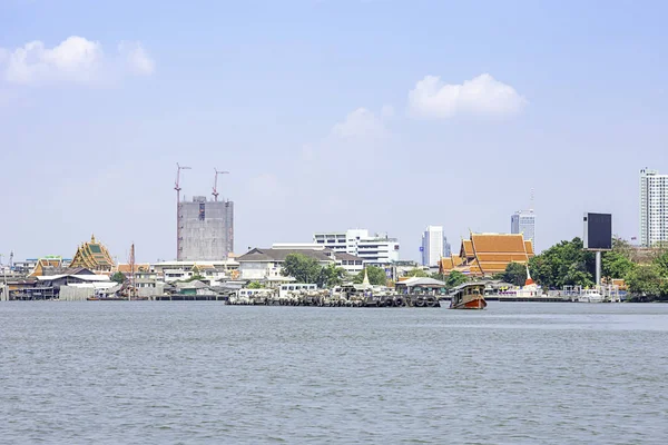 A boat load of sand in Chao Phraya River Background cityscape and sky at Pak kret in Nonthaburi , Thailand. April 16, 2019 — Stock Photo, Image