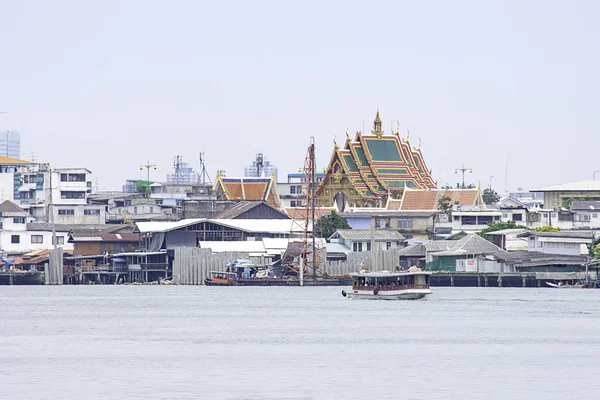 Gemiler Chao Phraya Nehri ve cityscape Arka plan gökyüzü ve Nonthaburi Pak Kret bulutlar geçiş , Tayland. 16 Nisan 2019 — Stok fotoğraf