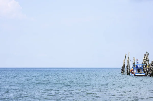 Bateaux de pêche garés dans la mer d'été à Koh Kood, Trat en Thaïlande . — Photo
