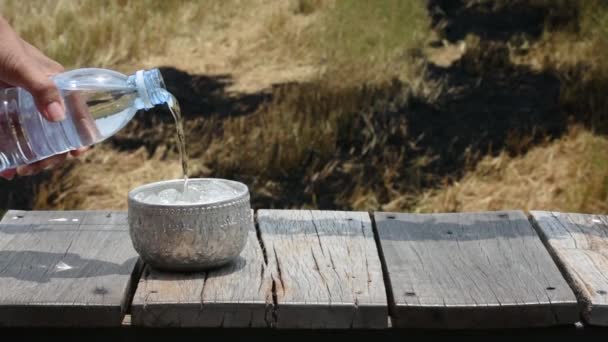 Ciotola Acciaio Inox Con Ghiaccio Tavolo Legno Riempito Con Acqua — Video Stock