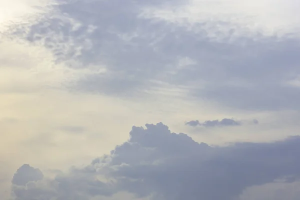 Keindahan langit dengan awan dan matahari di musim panas . — Stok Foto