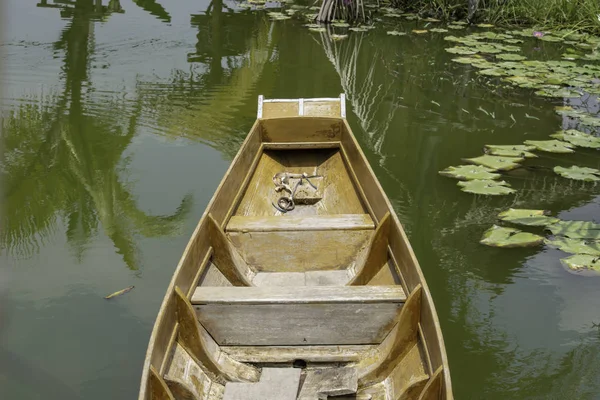 The boat made of wood floating on the water in the lotus pond. — Stock Photo, Image