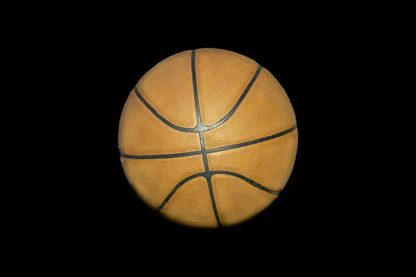 Cuero de baloncesto sobre un fondo negro con recorte de ruta . — Foto de Stock