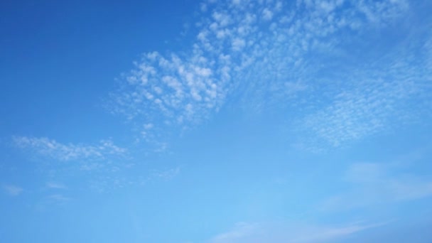 Heldere Hemel Ochtend Kleine Wolken Bewegen Langzaam — Stockvideo