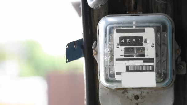 Medidor Eletricidade Instalado Postes Concreto São Girados Acordo Com Uso — Vídeo de Stock