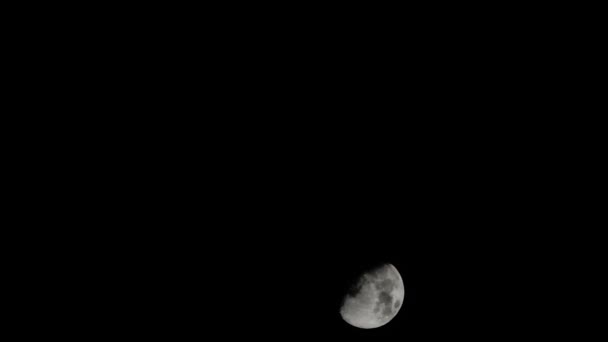 半月在黑夜的黑暗天空中快速下降 乌云在风中移动 — 图库视频影像