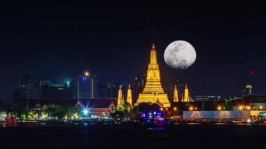 Wat Arun ışık altın ile gece Chao Phraya Nehri ve Dolunay karanlık gökyüzünde Bangkok Tayland hızlı yukarı hareket en eski tapınağıdır.