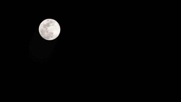 Luna Llena Cielo Oscuro Las Nubes Negras Noche Subiendo Rápido — Vídeo de stock